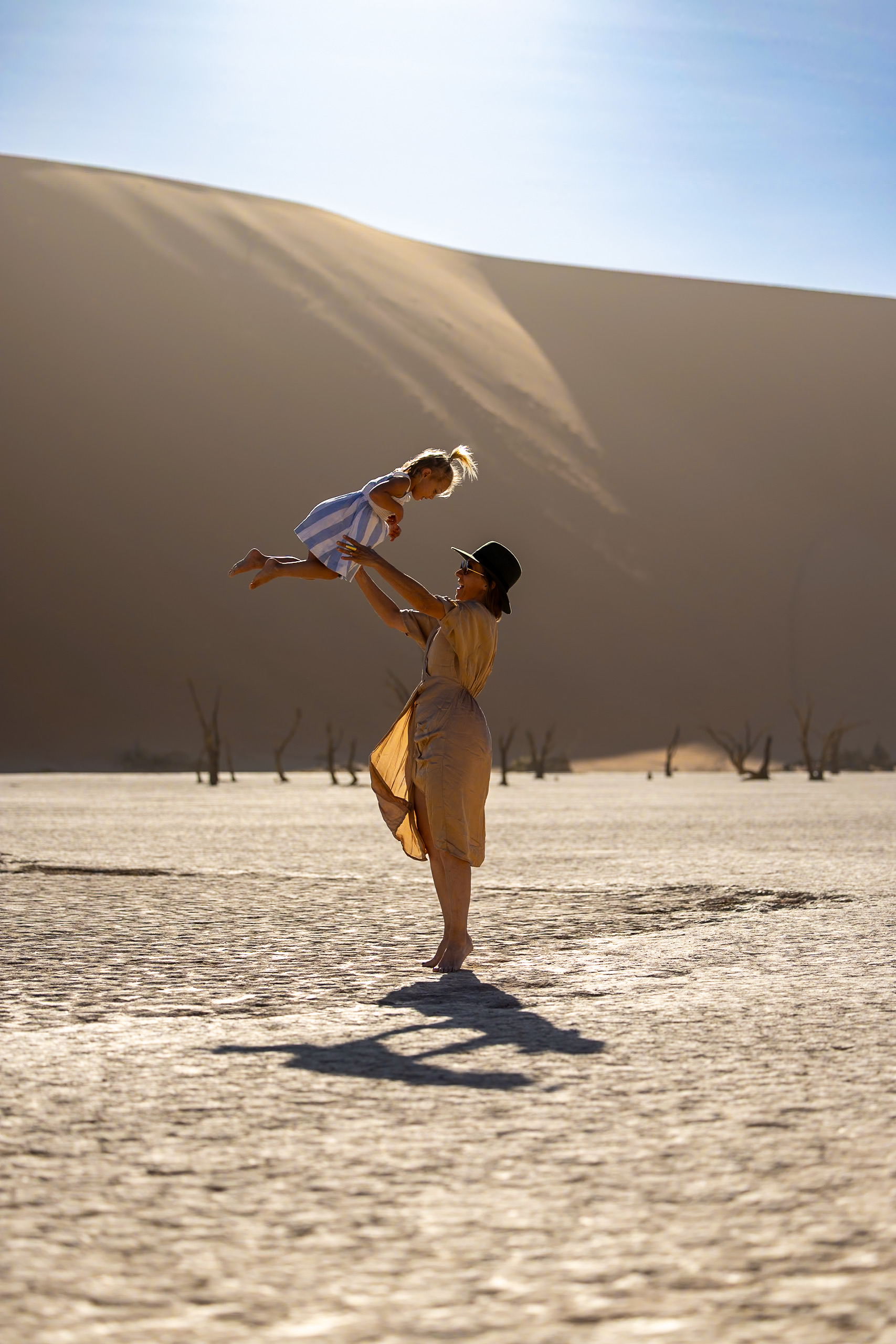 Van Afrika Sossusvlei safari & photography and family safari happy child and mother in the dunes with Fritz Breytenbach as photographer